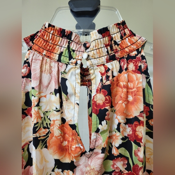 Smocked sleeveless summer floral top with keyhole neckline front & back. Size XL - Picture 6 of 14